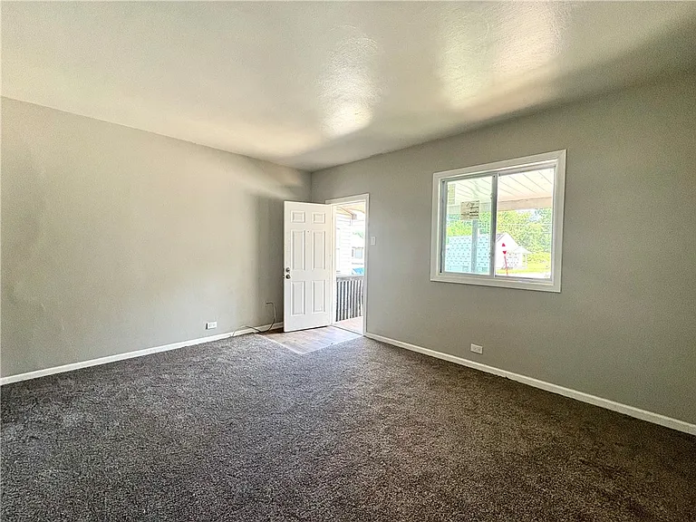 594 E Madison St — Photo 4