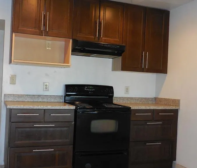 1806 S Hardy Dr — Photo 2