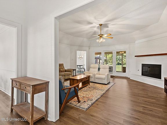 5th image of 3810 Meadow Creek Dr
