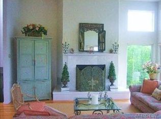 40 Rolling Hill Ct E, Sag Harbor, NY 11963