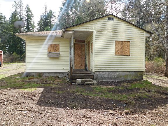 2nd image of 719 Cedar Street W