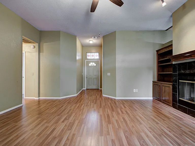2912 Edinburg Dr — Photo 9
