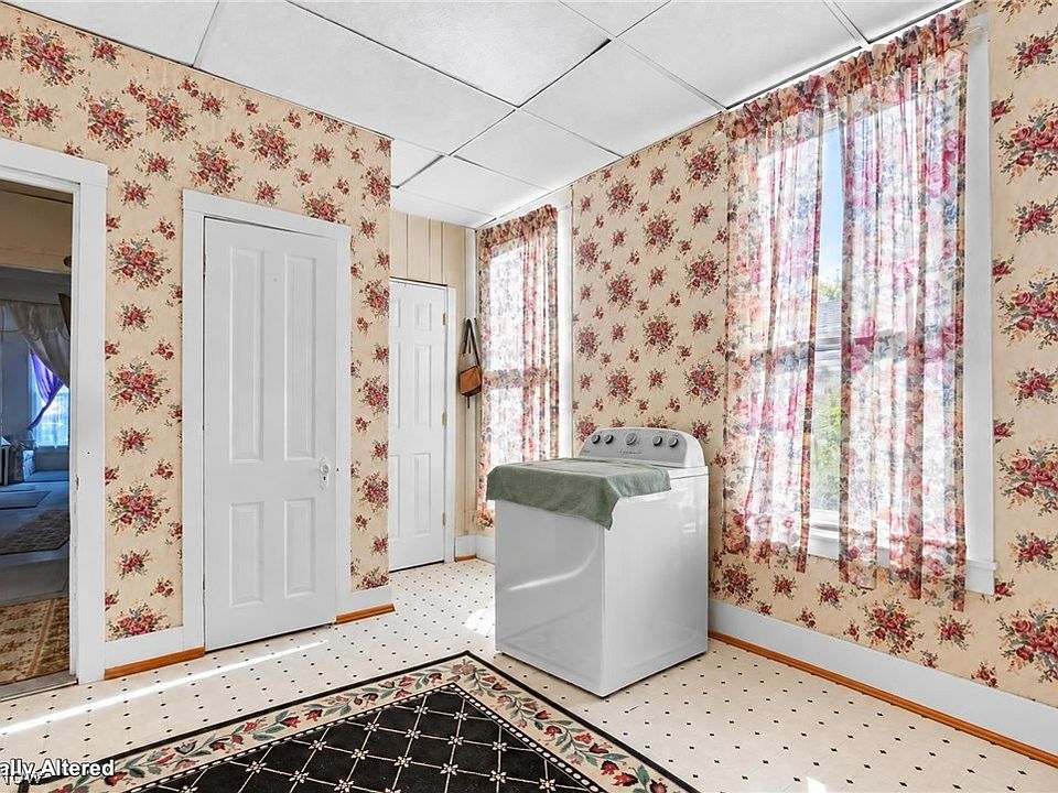 13th image of 429 W Main St