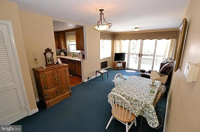 5 bed, 1252 sqft, $3,450 — Photo 2