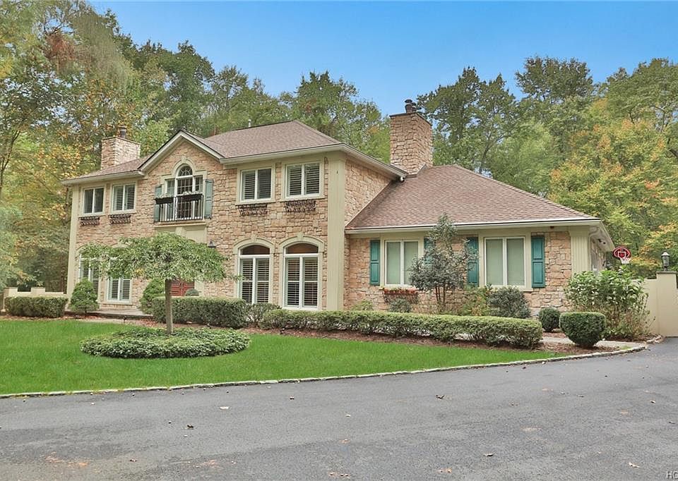 1st image of 15 Castle Hill Ln