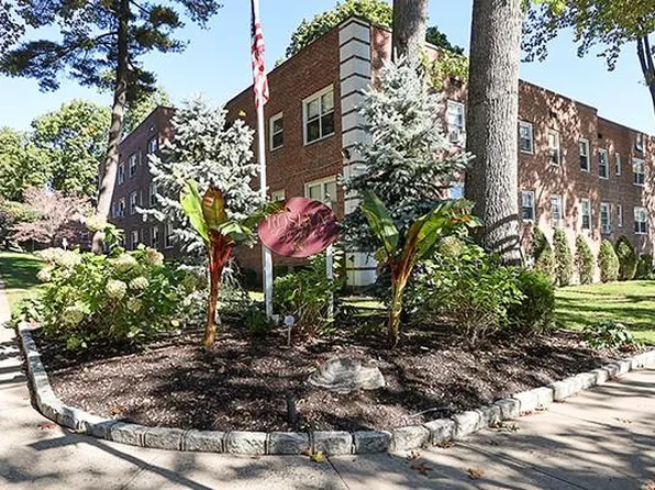18 Edwards #2B, Roslyn Heights, NY 11577