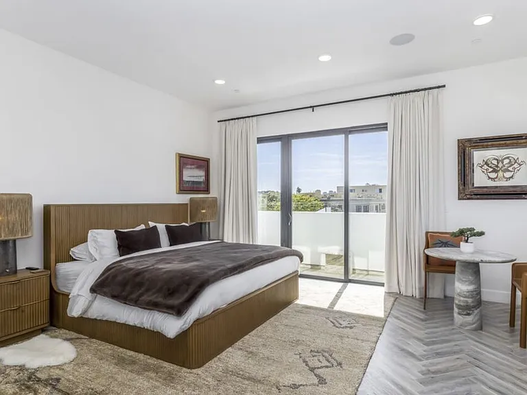 137 N Doheny Dr #2 — Photo 22