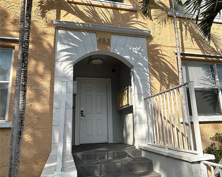 953 SW 10th St #12