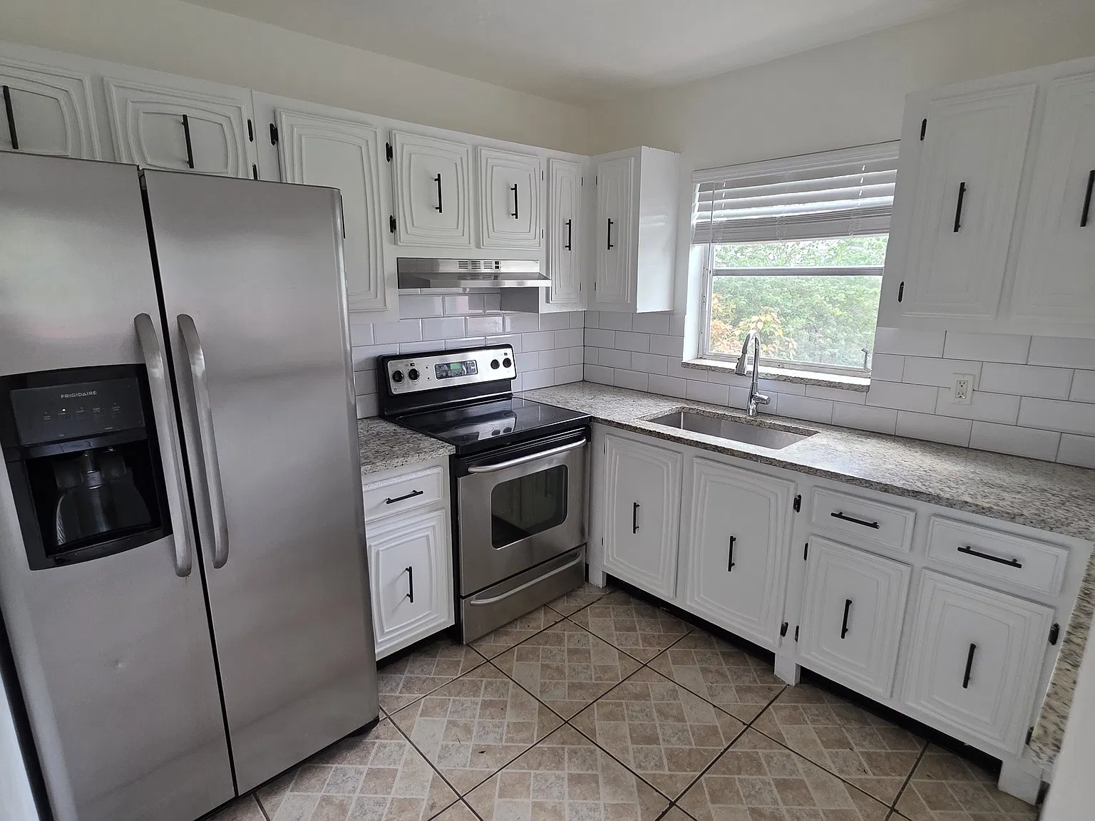 2 bed, 802 sqft, $1,975 — Photo 2