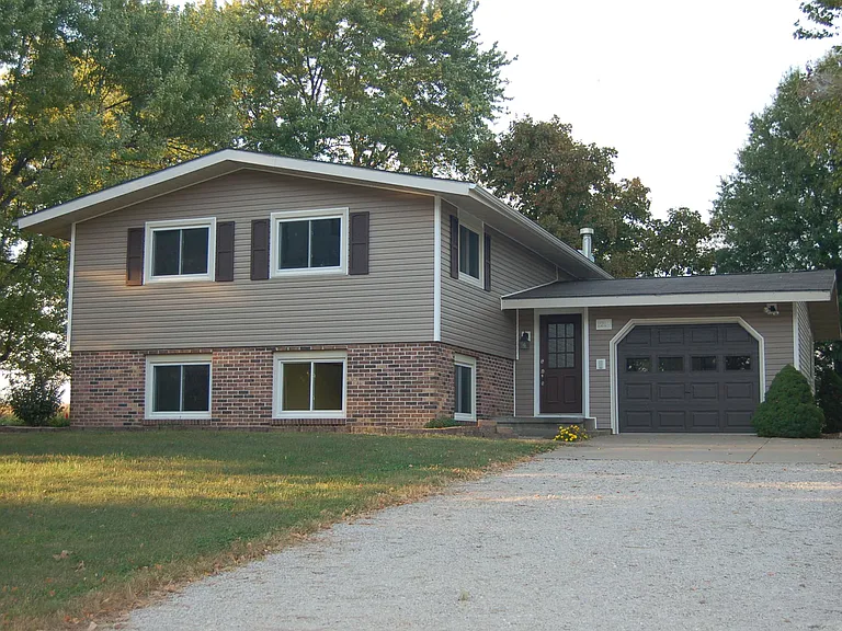 1219 Clover Hill Ln — Photo 1