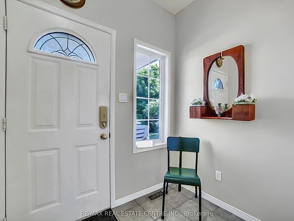 4th image of 35 Cameron Ct