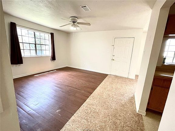 3rd image of 704 Navarro Dr APT B