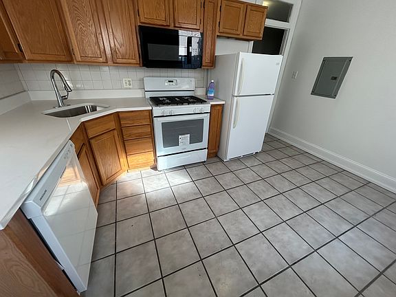 4th image of 4147 Ridge Ave #2F