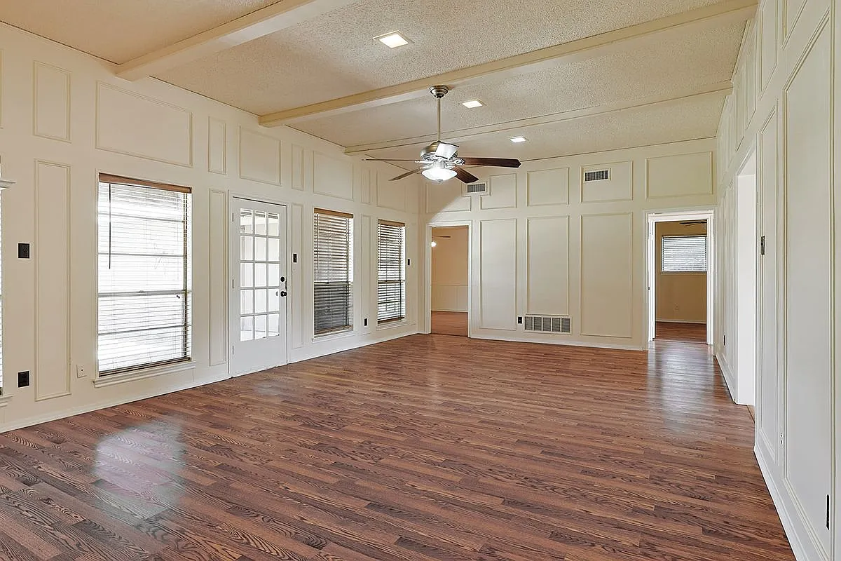 3 bed, 3.0 bath, 2437 sqft, $2,395 — Photo 3