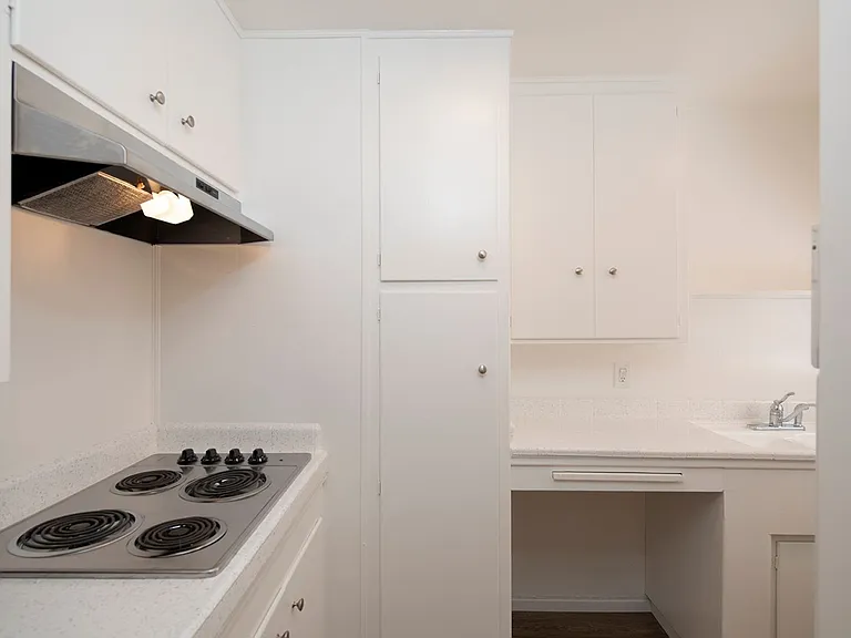 Emerald Manor Apartments — Photo 23