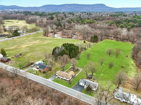 16 Pomeroy Meadow Rd, Easthampton, MA 01027