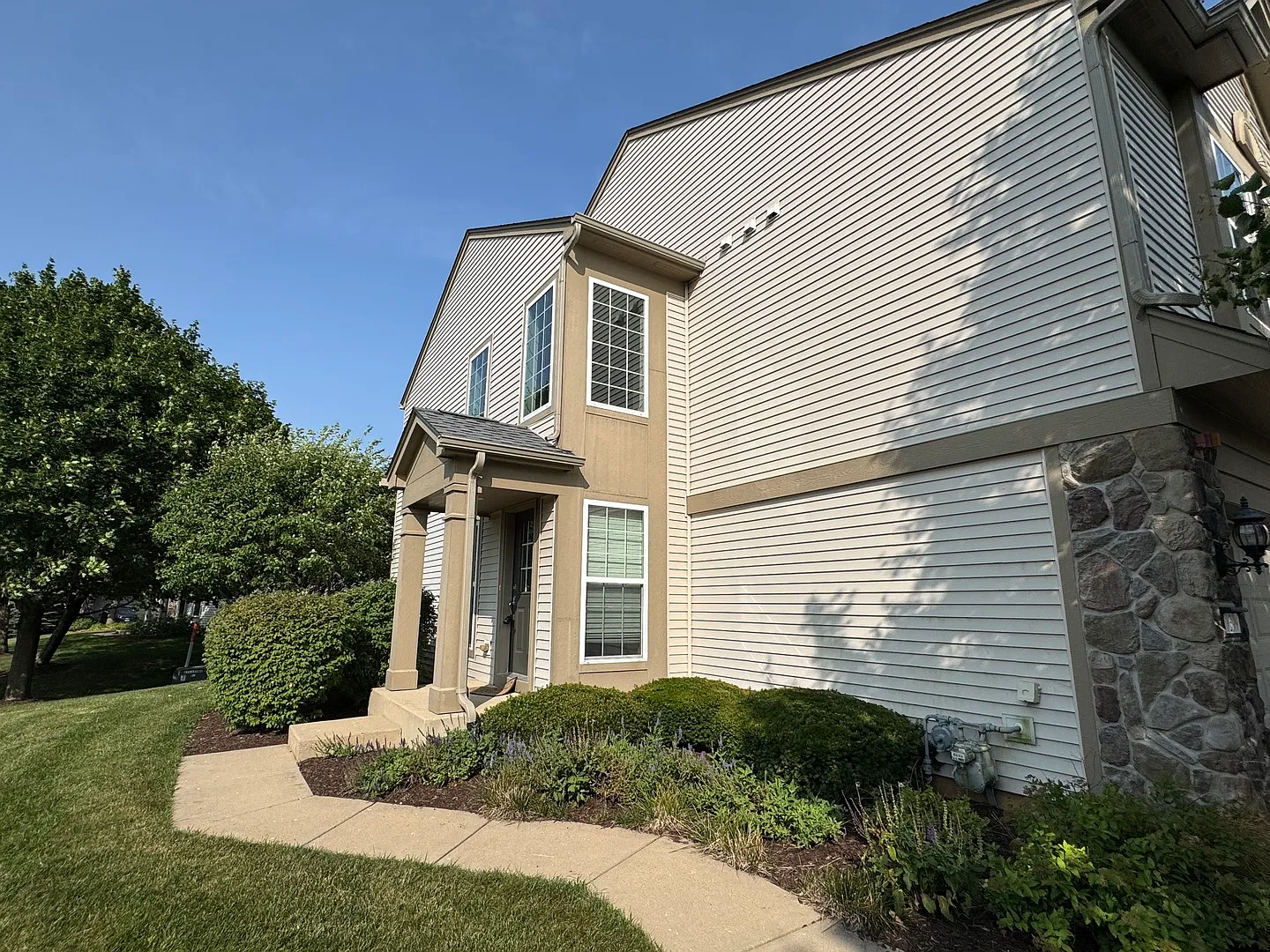 3 bed, 2.5 bath, 1521 sqft, $2,550 — Photo 2