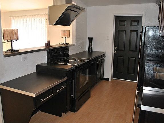 4th image of 529 Broxburn Ave