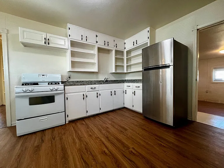 304 Avenue R — Photo 6