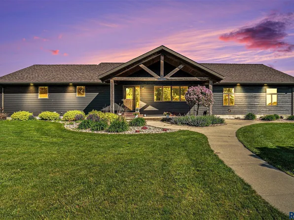 203 E Christensen Dr, Luverne, MN 56156