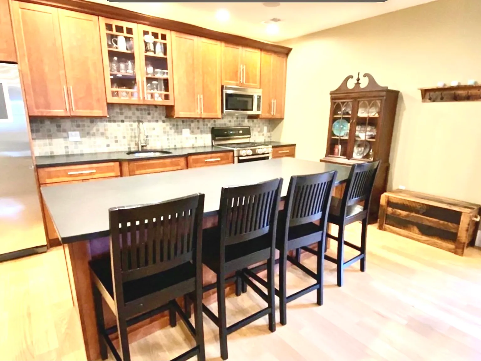 2 bed, 2.0 bath, 1243 sqft, $4,750 — Photo 2
