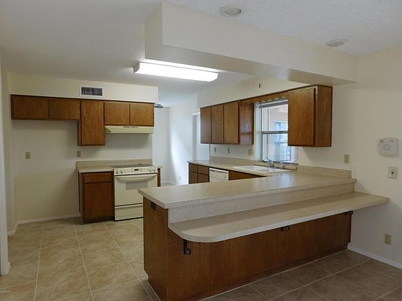 5th image of 742 S Rosemont