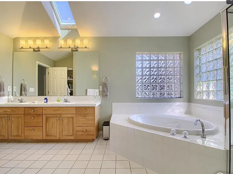 1130 Utica Cir — Photo 16