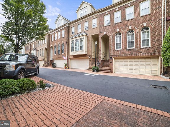 3rd image of 818 Rivergate Pl