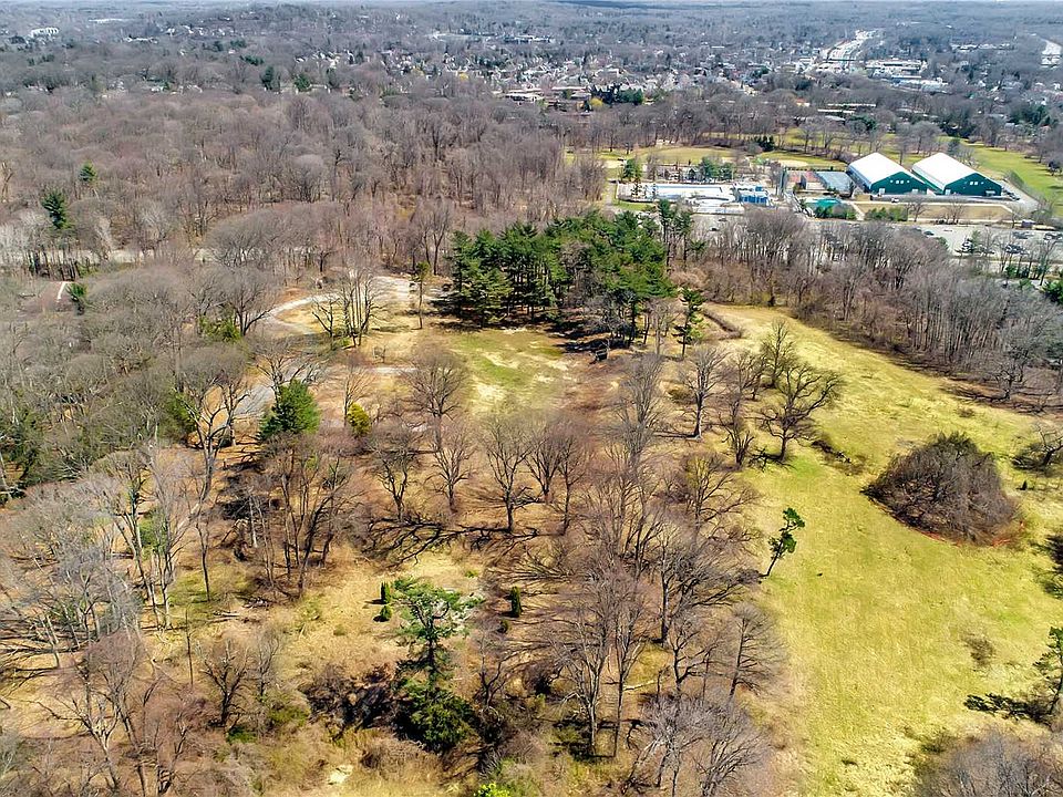 2nd image of 251 Searingtown Rd