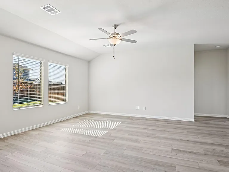 404 Castle Rd — Photo 3