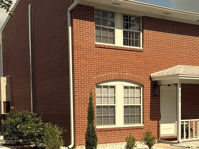 Quiet, tree-lined street offering a serene coastal retreat. Perfectly situated minutes from downtown charm, premium everyday conveniences, and pristine beaches. An ideal, peaceful location for a discerning professional.