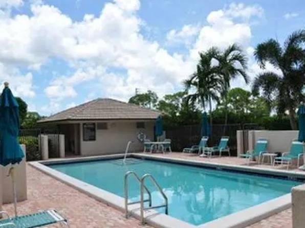 303 Bridgewood Ct, Boca Raton, FL 33434