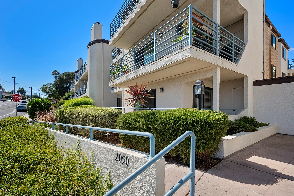 Building Photo - 2050 Pacific Beach Dr #102