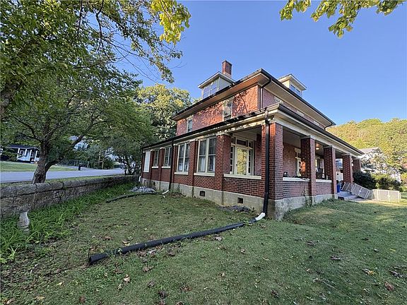 2nd image of 920 Ridge Ave NW