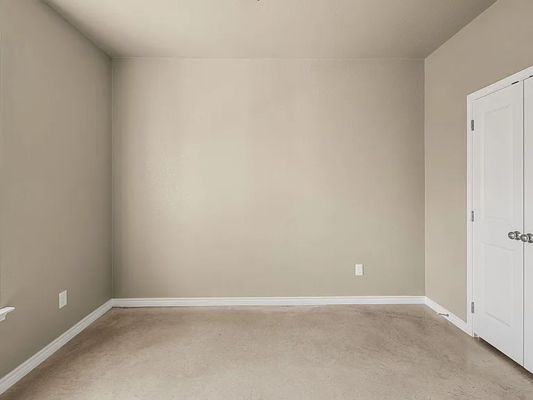 408 W Avenue C — Photo 24