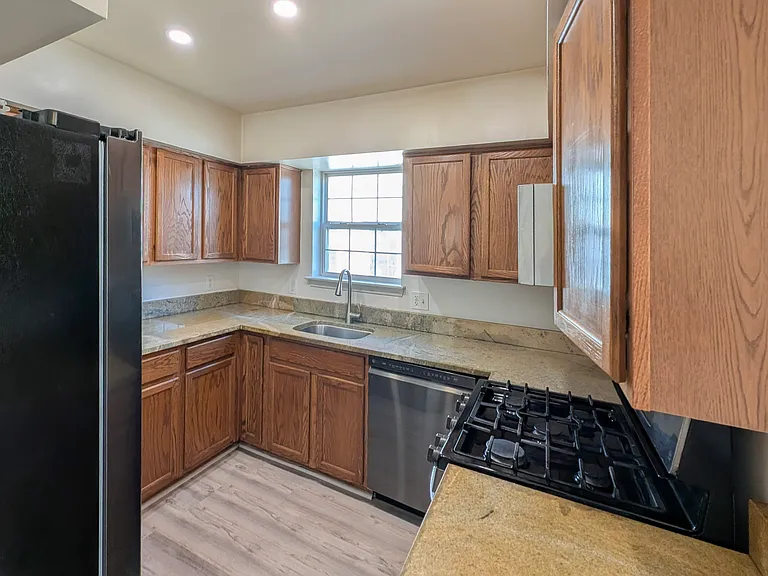 1023 Ross St — Photo 6