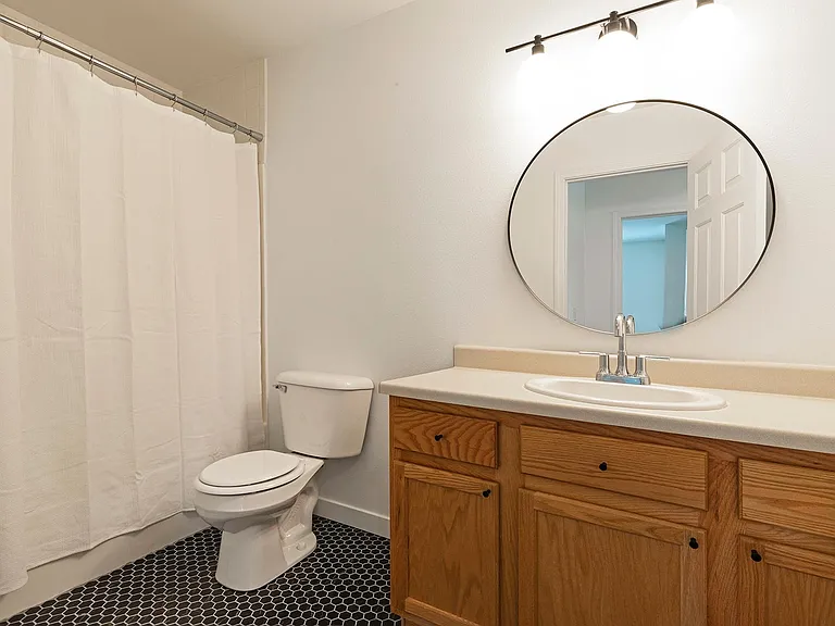 909 Defoe St #B — Photo 16