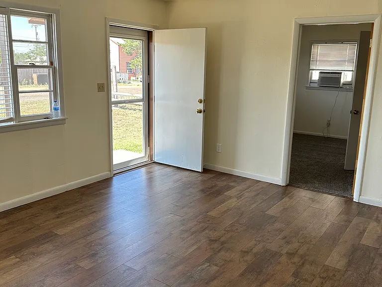 2807 Brook Ave — Photo 4
