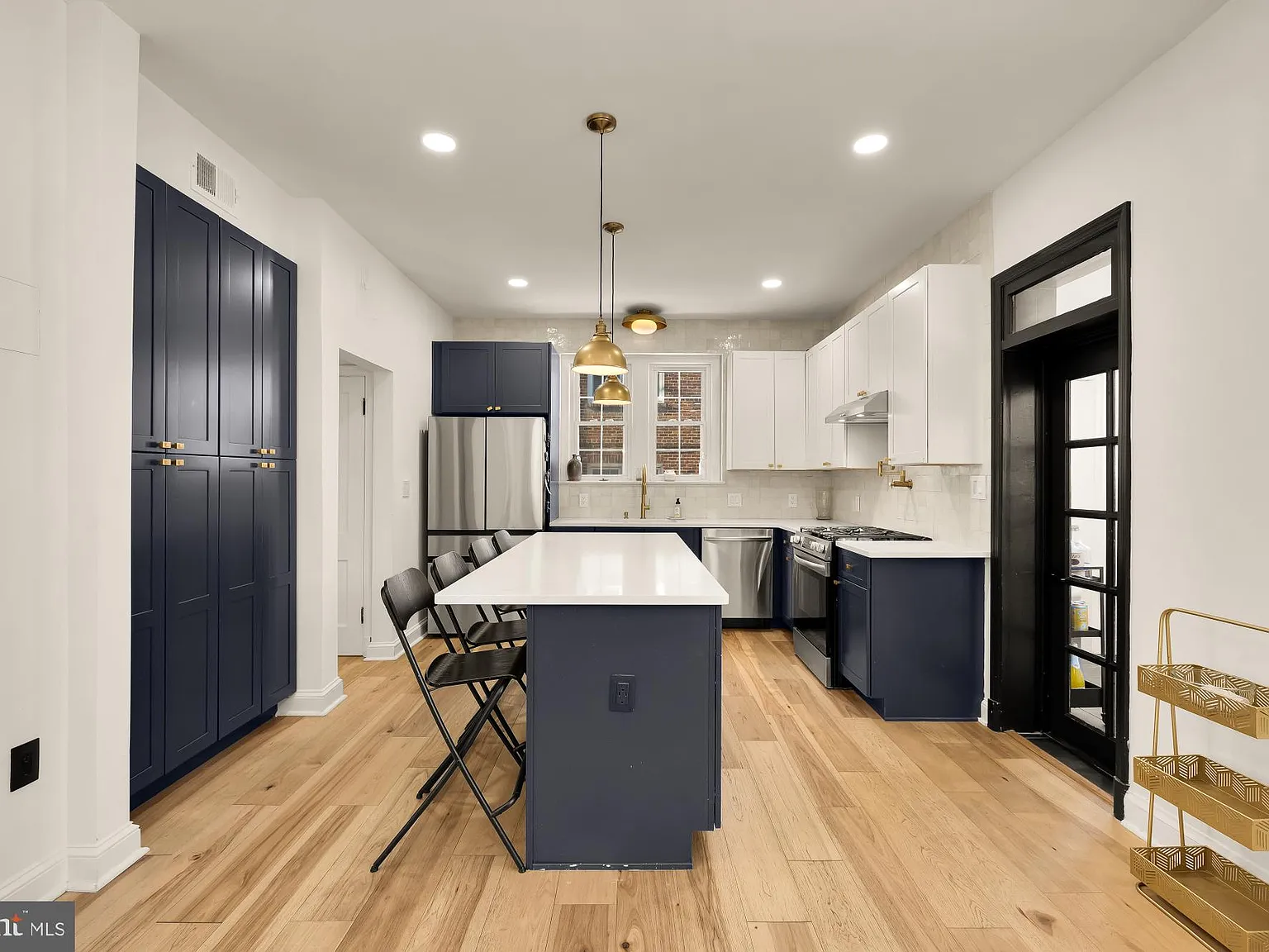 5 bed, 2.5 bath, 2520 sqft, $6,500 — Photo 4