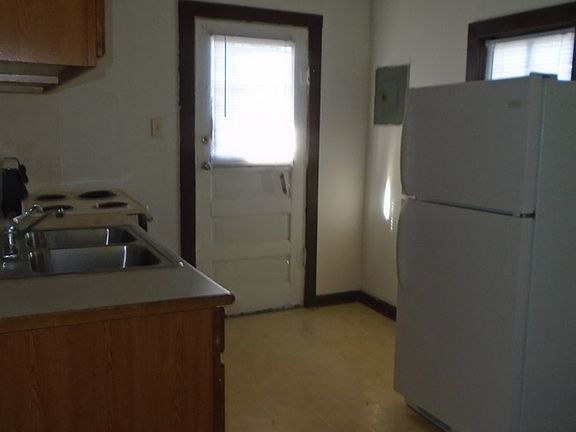 3rd image of 919 W Charles St