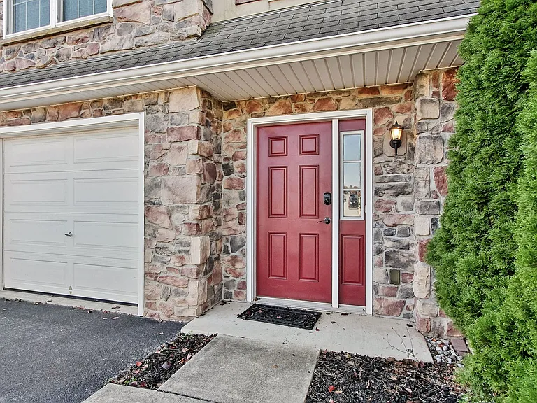36 Taylor Dr — Photo 2