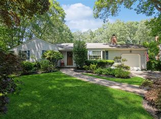 69 Grandview Ln, Smithtown, NY 11787