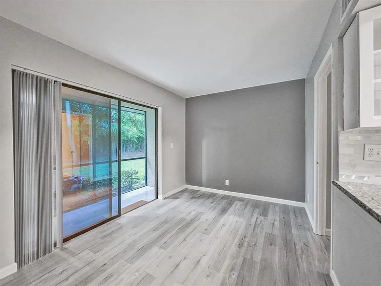 9845 Riverside Dr #8-28 — Photo 12