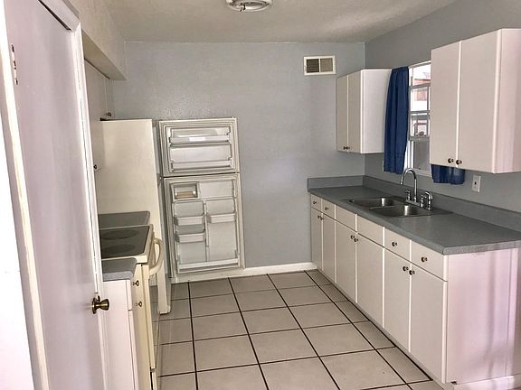 3rd image of 2817 Sunset Dr