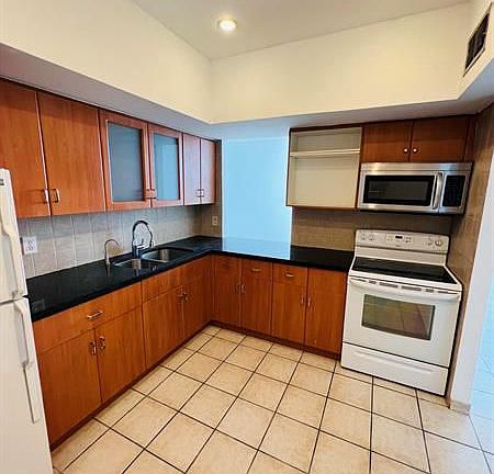 4th image of 1301 Miami Gardens Dr APT 1701W
