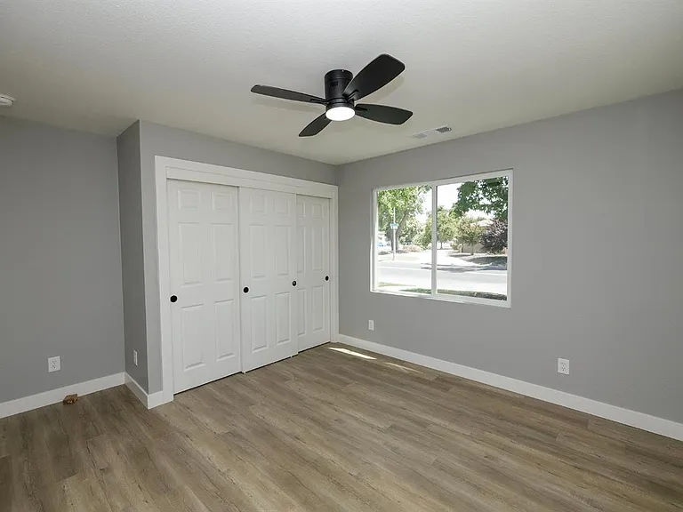 2423 Miller Ave — Photo 7