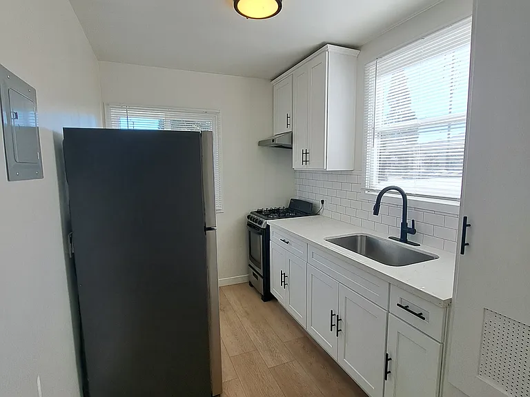 301 N Hollywood Way #A — Photo 2