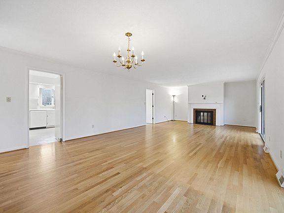 15th image of 2044 Manor Dr