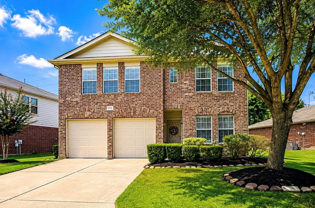 4 bed, 2.5 bath, 2560 sqft, $2,200 — Photo 2