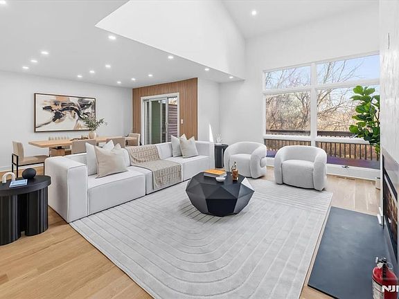 5th image of 370 French Ct
